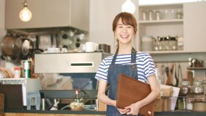 サービス業でも副業できる？現場社員のリアルな声