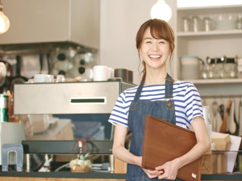 サービス業でも副業できる？現場社員のリアルな声