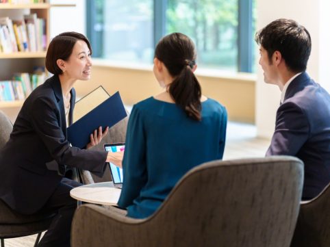 サービス業から異業種に転職した人の成功事例5選｜経験をどう活かす？
