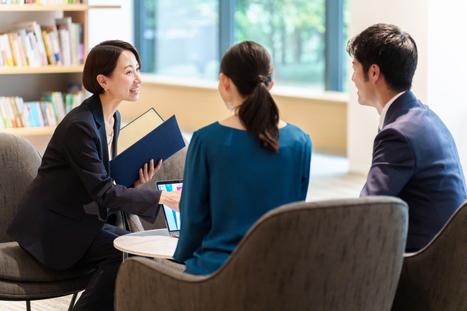 サービス業から異業種に転職した人の成功事例5選｜経験をどう活かす？